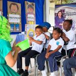 Niños viendo dramatizado