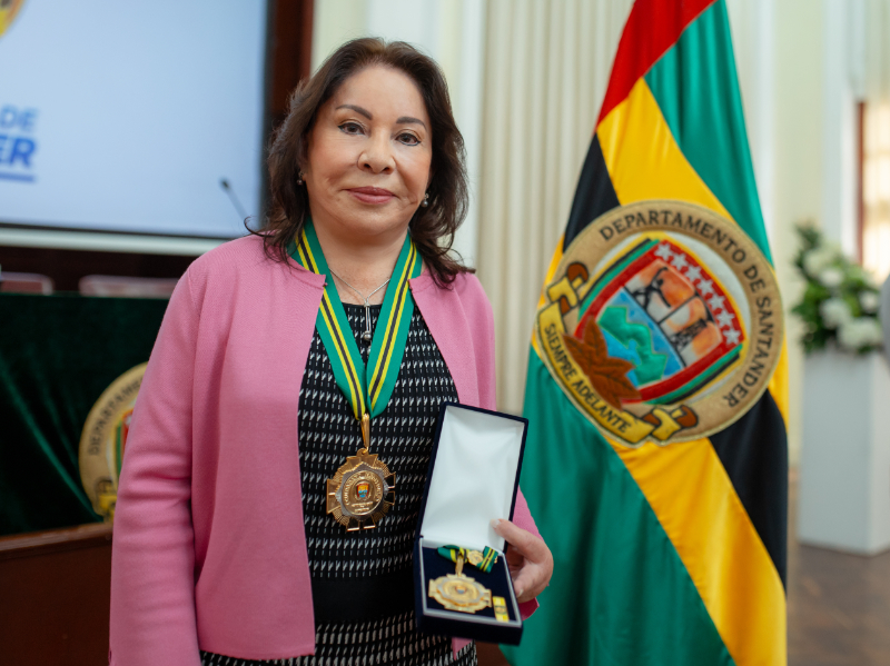 gobernacion-de-santander-exalta-a-la-dra-maria-luisa-piraquive-con-la-orden-ciudadano-meritorio-categoria-gran-cruz-2