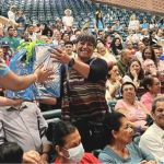 Energpía y celebración en la entrega de regalos