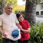 Beneficiario comparte con una sonrisa de satisfacción y afecto una conexión entre madre e hijo durante la jornada