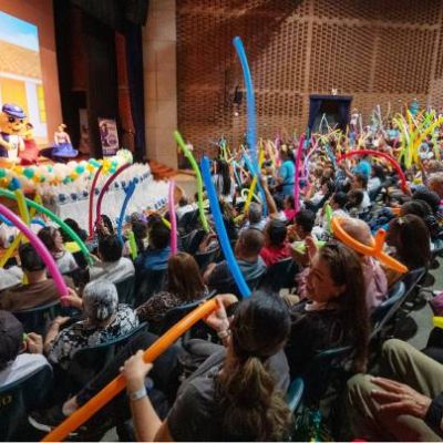 Hormy y los globos de colores encienden el auditorio con una ola de movimiento y alegría