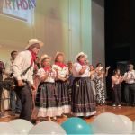 Con trajes folclóricos, los trovadores se adueñan del escenario con guitarras, micrófonos y versos en mano