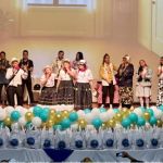 El verso y la guitarra nos presenta trovadores que llenan el escenario de folclor y alegría musical