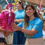 Momento brillante de sorpresa y alegria compartida en la entrega de regalos