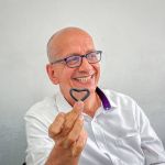 Empoderado en un gesto de orgullo y satisfacción, beneficiario muestra plastilina moldeado en forma de corazón