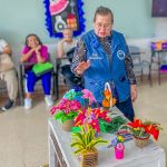 Con riqueza de colores vibrantes y diseños detallados, nuestra voluntaría se encuentra al frente de la clase