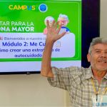 ¡Con las manos en alto y una sonrisa radiante! Un beneficiario participa en actividades del módulo 2 de bienestar para la persona mayor