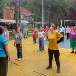El bienestar físico nos saca del aula y nos lleva a un espacio abierto realizando ejercicios de coordinación y estiramiento acompañado de nuestros voluntarios