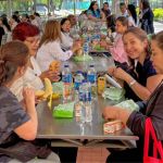 En un ambiente abierto y luminoso, nuestros beneficiarios disfrutan un momento de descanso después de una de las jornadas