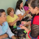 En el ambiente de un taller creativo, donde el aprendizaje y la concentración son protagonistas, grupo de beneficiarios participan en una actividad manual