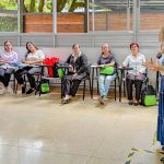 Nuestra voluntaria se dirige a los participantes con un gesto elocuente y abierto