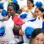 Las familias recibieron mercados como muestra del compromiso de la Fundación Internacional María Luisa de Moreno con el bienestar y la estabilidad de los hogares.