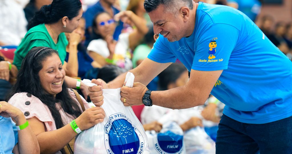 Las familias recibieron mercados como muestra del compromiso de la Fundación Internacional María Luisa de Moreno con el bienestar y la estabilidad de los hogares.