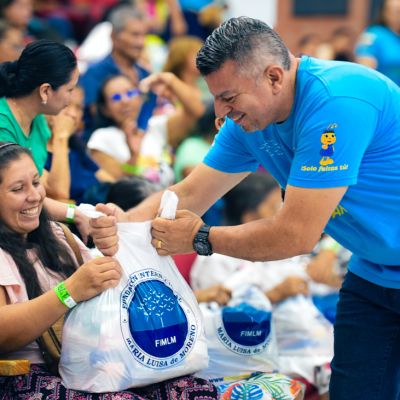 Las familias recibieron mercados como muestra del compromiso de la Fundación Internacional María Luisa de Moreno con el bienestar y la estabilidad de los hogares.