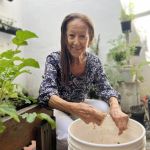 Manos en la tierra y sonrisa en el rostro por el amor por la naturaleza que florece en cada módulo del curso