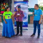 Beneficiarios participan del taller enseñando la foto familiar solicitada