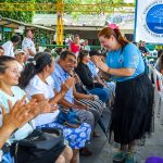 Beneficiarios participan y ríen durante el taller desarrollado sobre valores.