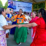 Personas de diferentes edades bailan al ritmo de la música.
