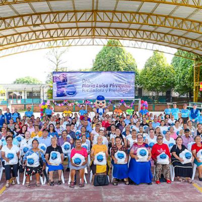 Foto final d elos beneficiarios con su ayuda.