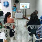 En un ambiente de aprendizaje enfocvado, la creatividad se encuentra con el conocimiento técnico. Nuestra voluntaría lidera la clase apoyándose en una proyección que hace más dinámico el curso