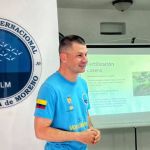 Voluntario ilumina la sostenibilidad con el corazón