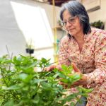 Momento de paz y contemplación respira una beneficiaria durante el curso de Huerta casera