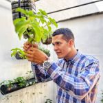 Beneficiario en un instante de concentración e intercambio de conocimientos en el curso