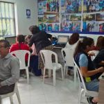 Un momento de colaboración en el aula, una estudiante comparte el entusiasmo por aprender y la solidaridad de apoyarse mutuamente en el proceso de aprendizaje