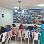 Voluntaria se detiene para ofrecer una mano amiga y una explicación clara a una de las estudiantes