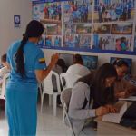 Nuestra voluntaria atenta a cada detalle y lista para resolver dudas de los estudiantes