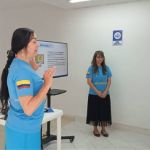 Utilizando una presentación, nuestros voluntarios explican el contenido académico