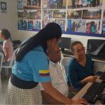 Voluntaria comparte con cariño el conocimiento del curso de sistemas básico