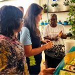 Voluntaria que guía el compostaje para un mundo más verde