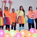 Los voluntarios que realizaron el show de canto, baile y teatro celebran juntos con inmensa alegría