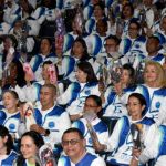 Voluntarios de Antioquia sostienen con felicidad en sus manos los obsequios recibidos