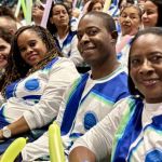 Una familia de voluntarios alegre y feliz disfruta de las actividades