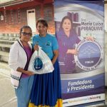 Beneficiaria celebra junto a voluntaria la entrega de mercados