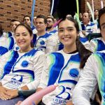 Familias voluntarias de la Fundación sonríen transmitiendo su alegría durante el evento