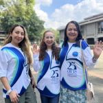 Tres voluntarias de la Fundación sonríen portando con alegría la camiseta de voluntarios