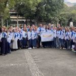 Unidos los voluntarios de Medellín extienden en una cartelera un mensaje de agradecimiento a la Dra María Luisa