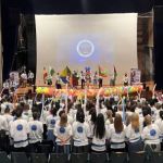 Voluntarios levantan sus globos celebrando y visualizando las banderas de los municipios de Antioquia