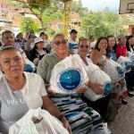 Beneficiarios comparten un momento de alegría al recibir la entrega de mercados