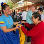 Voluntaria crea puentes de afecto donde la esperanza florece en cada paso compartido
