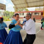 Beneficiario y voluntaria comparten un baile que es una cápsula de alegría y respeto mutuo