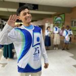 Sonriente y feliz un voluntario lleva puesta la camiseta de la Fundación