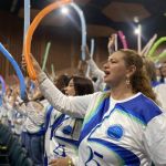 Una voluntaria canta con sentimiento el himno de la Fundación