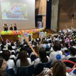 Escuchando al ritmo de las trovas antioqueñas los voluntarios aplauden y celebran