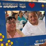 Beneficiarios celebran el autocuidado posando junto a un marco que sensibiliza la importancia de la responsabilidad en el bienestar