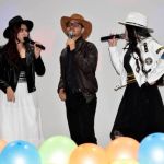 Los voluntarios cantantes realizan un show de música y baile