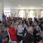 Los aplausos de entusiasmo y celebración crean un ambiente festivo durante la jornada